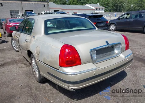 2005 Lincoln Town Car Signature Limited from USA, damaged, VIN 1LNHM82W05Y626210